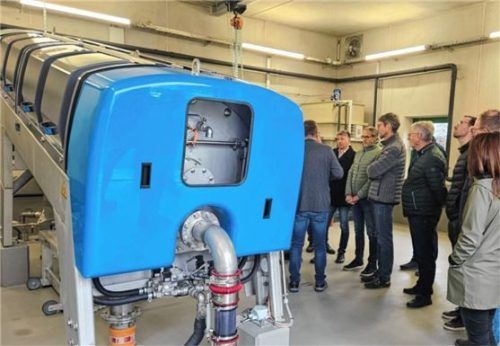 Die Klärschlammentwässerungsanlage stieß bei der Einweihung auf reges Interesse der Gäste. Foto Rita Stettner