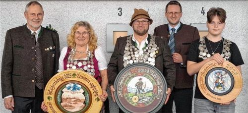 Die Könige der Feuerschützen: Schützenmeister Georg Mayer (links) und Bürgermeister Stephan Schlier (Zweiter von rechts) mit Irmgard Osterloher (Senioren), Andreas Henken (Schützenklasse) und Nikita Letin (Jugend). Foto re