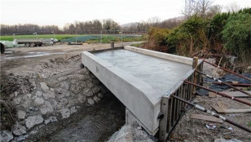 Die Kosten für die beiden Brücken, die in Flintsbach im letzten Jahr erneuert wurden, die Brücke zur Turnhalle und die Brücke zum Gletschergarten, belaufen sich zusammen auf eine halbe Million Euro.