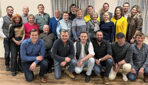 Die langjährigen und geehrten Mitglieder des Sportvereins: (hintere Reihe, von links) Siegfried Obermaier, Engelbert Vodermaier, Ludwig Dumpler, Josef Wolfsberger, Markus Winkler, Andreas Reithmeier, Englbert Stöcklhuber junior und Josef Vodermaier. Mittlere Reihe, von links: Ingrid Göbl, Marianne Huber, Hans Obermaier, Waltraud Appel, Maria Schuster, Marianne Hennings, Nicole Fenzl, Katja Karl und Andrea Stecher. Vordere Reihe, von links: Josef Kirschner, Paul Günther, Markus Hacker, Georg Schartner junior, Martin Holzner und Robert Stecher.Foto re