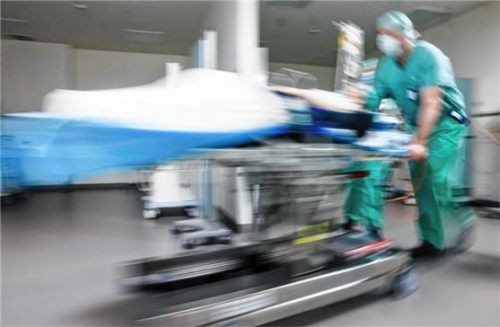 Die lebensnotwendige Versorgung der Patienten muss auch beim Klinik-Streik am heutigen Dienstag in Traunstein gewährleistet werden (Symbolbild). Foto dpa