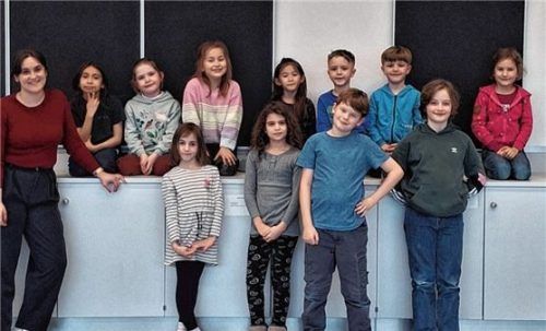 Die Leiterin der Theater-AG, Vero Reiser, mit den Kindern aus der Theater AG an der St.-Georg-Schule Bad Aibling. Foto kreutzer