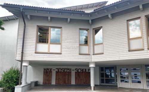 Die Max-Joseph-Schule Großkarolinenfeld. Die Offene Ganztagesschule ist mit dem bewilligten Geld nicht ausgekommen. Foto Böck