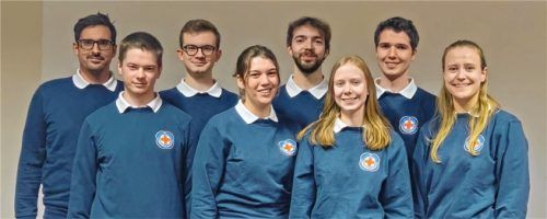 Die neu gewählte Vorstandschaft: (Hinten, von links) Dritter Vorsitzender Thomas Ettstaller, Technischer Leiter Korbinian Eiglmaier, Vorsitzender Dominik Englhauser, Zweiter Vorsitzender Markus Dietrich sowie (vorne von links) Zweiter Technischer Leiter Julian Posselt, Jugendleiterin Caroline Schneider, Zweite Jugendleitung Magdalena Haide und Kassier Anna Schomburg. Foto re