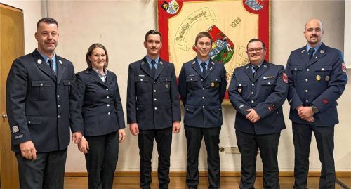 Die neue Vorstandschaft der Feuerwehr Bad Aibling: (von links) Vorsitzender Stefan Glora, Frauen- und Gleichstellungsbeauftragte Daniela Steiner, Beisitzer Luis Steinberger, Zweiter stellvertretender Vorsitzender Daniel Siebert, stellvertretender Vorsitzender Julian Schneider sowie Schriftführer Johannes Hofmann. Fotos re