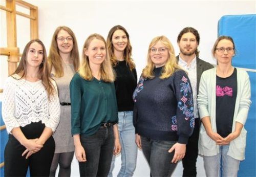 Die neuen Familienbeauftragten mit dem Kirchdorfer Bürgermeister: Veronika Neves de Almeida, Katrin Hohentanner, Susanne Maier, Lisa Bauer, Antonia Ostermaier, Bürgermeister Christoph Greißl und Nadine Wittmann (von links).