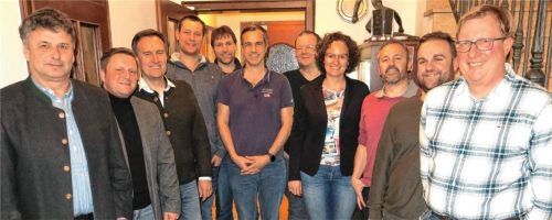 Die neugewählte Vorstandschaft einschließlich Beisitzer: (von links) Georg Ziegltrum, Oliver Eberl, Bernhard Kratzer, Florian Nierle, Andreas Riedl, Heiko Wendorff, Kurt Benna, Juliane Grotz, Wolfgang Mittermüller, Christian Kastl und Florian Döbler. Foto baumann