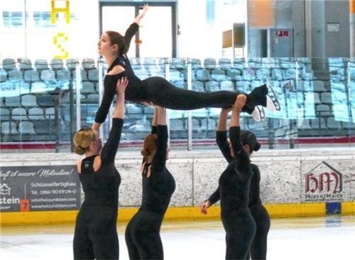 Die New York Skyliners trainieren täglich mehrere Stunden auf dem Eis unter anderem Hebefiguren.Foto Wegscheider