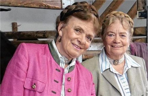 Die Obern-Dirndl im Jahr 2020: Heidi Kerner (rechts) und ihre Schwester Marianne Wörndl. Foto Hötzlsperger