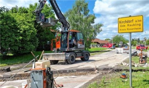 Die Rettung für Kirchdorf: Mit diesem Graben der mitten in der Nacht gegraben wurde, konnte das Wasser endlich abfließen.