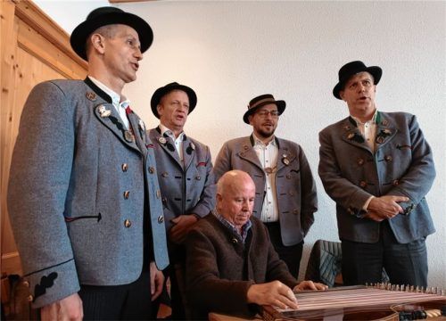 Die Rimstinger Sänger wurden von Peter Anderl auf der Zither begleitet.Fotos  Re