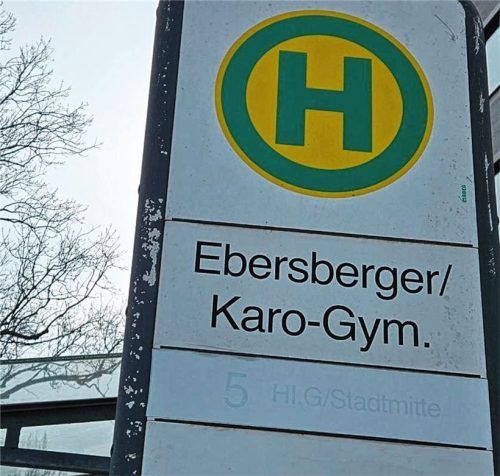 Die Schülerin hat ihr Instrument an der Bushaltestelle am Gymnasium in einem schwarzen Koffer liegenlassen. Foto Wildauer