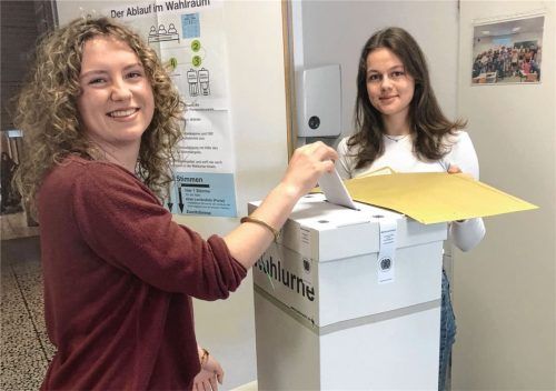 Die Schülerinnen Katharina Huber (links) und Maren Gläßel freuen sich, Teil der Juniorwahl sein zu können. Fotos Bettinger