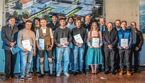Die stolzen Absolventen mit Noten bis 1,5 vor dem Luftbild der Aiblinger Berufsschule mit (Fünften von rechts) Schulleiter Jürgen Ersing und (Vierten von rechts) stellvertretenden Landrat Josef Huber. Fotos stache