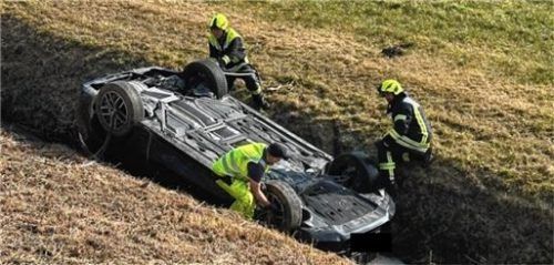 Die Vorbereitungen laufen. Der BMW musste mit einem Kran aus dem Graben geborgen werden. Foto Barth