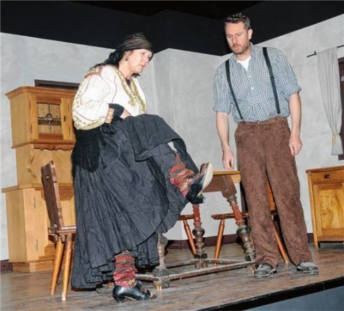 Die Wahrsagerin (Ute Bergmeister) sucht Almosen beim Bauern (Hans Peisl) für den Kauf neuen Schuhwerks und prophezeit ihm eine rosige Zukunft.