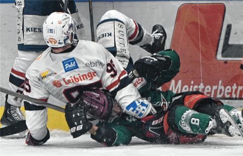 Die womöglich spielentscheidende Szene gegen Ravensburg: Lukas Laub (unten) bringt Mathew Santos hier nach Einschätzung der Schiedsrichter regelwidrig zu Fall und musste daraufhin zum Duschen. Foto Hans-Jürgen Ziegler