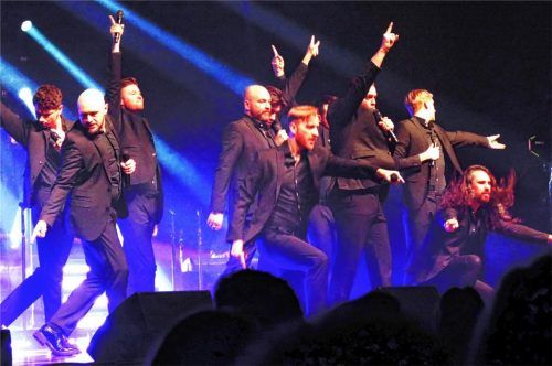 Die zwölf Tenöre singen und tanzen gleichzeitig. Foto janka