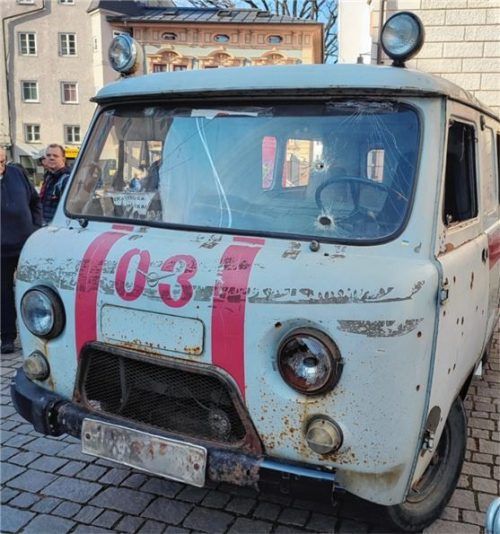 Dieser ukrainische Krankenwagen mit seinen unzähligen Einschlagslöchern von Bombensplittern macht das Grauen des Krieges in der Ukraine deutlich. Foto Theo Auer