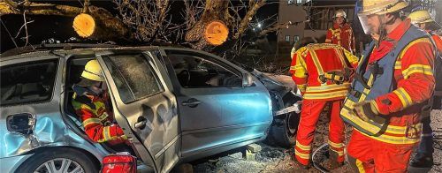 Dieses Foto zeigt glücklicherweise nur eine Übung der Rohrdorfer Feuerwehr. Doch die Feuerwehrleute müssen so realitätnah wie möglich üben. Nur so ist ein hoher Ausbildungsstand zu erreichen, der letztlich Leben rettet.Foto Thomae