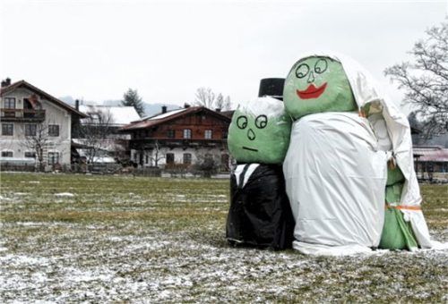 Dieses Traumpaar am Auer Ortseingang freut sich auf eine schöne und sichere Auer Bettlhouzat am kommenden Sonntag. Foto strim