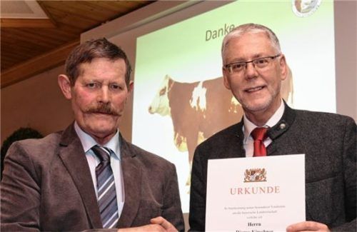 Dionys Kirschner (links) übernahm gerührt die Auszeichnung von Dr. Georg Beck, mit dem er lange gut zusammengearbeitet hat.Foto fund