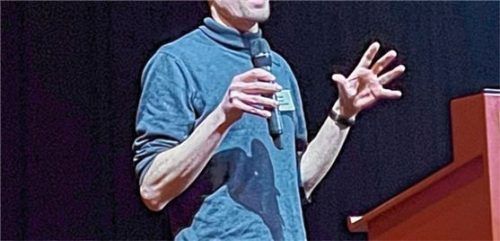 Dipl.-Geol. Michael Kratzer erläuterte die Planungen hinsichtlich des Wasserschutzgebietes, das 1970 erlassen wurde. Aufgrund eines Beschlusses vom BayVGH von 2002 ist die Wirksamkeit von Wasserschutzgebieten auf 20 Jahre begrenzt. Seit dieser Zeit laufen die Planungen für die Ausweisung eines neuen Wasserschutzgebietes.