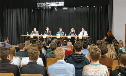 Diskutierten miteinander und mit Jugendlichen: (von links) Sepp Hofer, Victoria Brossart, Marcus Moga, Daniela Ludwig und Reka Molnar. Moderatorin war Karola Kellner. Foto  Schubert