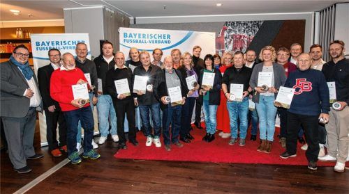 Ehrenamtlich für den Amateurfußball unterwegs: die Preisträger aus dem Kreis Inn/Salzach bei der DFB-Sonderehrung in der Münchner Allianz-Arena.Foto bfv