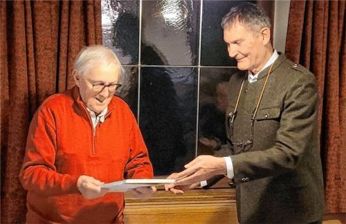 Ehrung für treue Mitgliedschaft: Vorsitzender Herbert Mairhofer (rechts) übergab eine Urkunde an Alfons Maier.Foto re