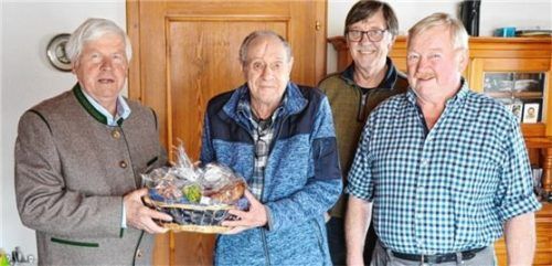 Ehrung von Jakob Winkler für langjährige Mitarbeit in der Vorstandschaft: (von links) Vorsitzender Lorenz Baumgartner, Jakob Winkler, Schriftführer Sepp Winkler sowie Zweiter Vorsitzender Georg Buchauer.Foto Hötzelsperger