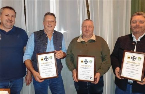 Ehrungen für langjährige Mitglieder: (von links) Vorsitzender Alexander Holewa mit Christian Rasshofer, Christian Vogel und Manfred Stahlbauer. Foto re
