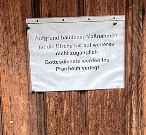 Ein Anschlag an der Kirchentür weist auf die Sperrung des Gotteshauses hin.