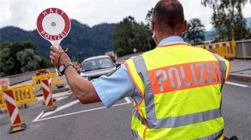 Ein bayerischer Grenzpolizist kontrolliert Fahrzeuge, die von Österreich nach Deutschland kommen. Foto DPA