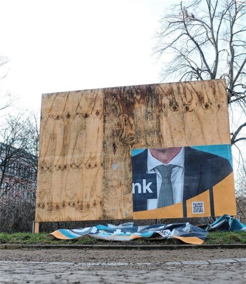 Ein beschädigtes Wahlplakat der CDU für die Bundestagswahl 2025. Foto dpa