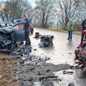 Frontalzusammenstoß auf nasser Fahrbahn