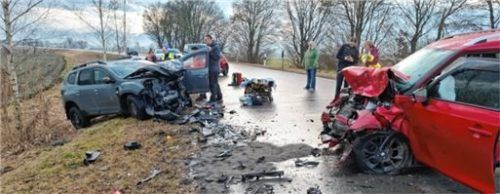Ein einziges Trümmerfeld: Die Unfallstelle zwischen den Ortsteilen Pfaffenhofen und Wieden. Foto Reisner