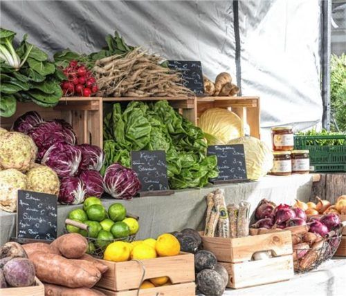 Ein frisches Angebot aus der Region bietet der Grüne Markt immer samstags am Ludwigsplatz. Foto Weiand