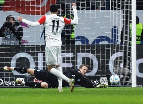 Ein großer Moment: Thomas Dähne taucht in die richtige Ecke und pariert den Elfmeter von Frankfurts Hugo Ekitike.Foto Imago