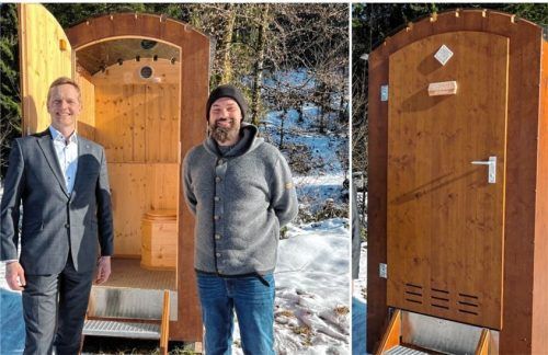 Ein innovatives Pilotprojekt: Bürgermeister Simon Frank (links) und Ur-Bedürfnis-Erfinder Kamil Schweda bei der offiziellen Inbetriebnahme der beiden Häuserl am Wanderparkplatz Aigen.Fotos re