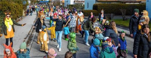 Ein langer Zug schlängelte sich durch das Dorf. Fotos Klemmer