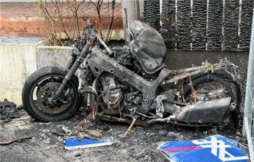 Ein Motorrad ging bei dem Feuer in der Karl-Unsin-Straße in Flammen auf. Ebenso ein Auto. Augenzeugen berichteten von einem „plötzlichen Feuerball“.
