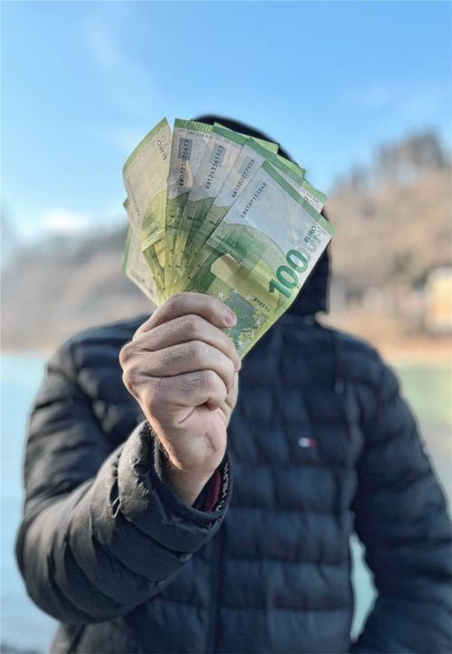 Zweihundert Euro einfach so in der Bankritze: Ein Rosenheimer, der sich „Robin Hood“ nennt, versteckt seit Februar 2024 Geld in der Stadt. Jetzt lädt er zur Party ein. Foto privat
