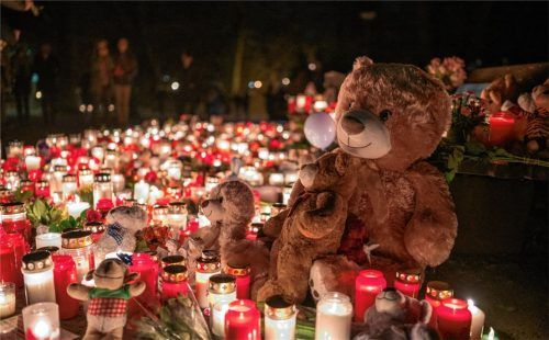 Ein Teddybär und zahlreiche Kerzen stehen zum Gedenken an die tödliche Messerattacke im Park Schöntal am Boden. Das Bündnis „Aschaffenburg bleibt bunt“ veranstaltet ein stilles Gedenken im Park Schöntal. Foto dpa
