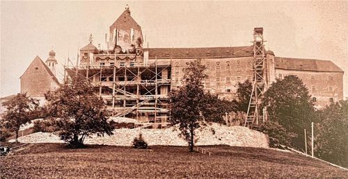 Ein Zeugnis der Vergangenheit: Im Jahr 1905 ließ die Familie von Cramer-Klett Baumaßnahmen an der Burg Hohenaschau durchführen, wie dieses Foto dokumentiert. Hötzelsperger