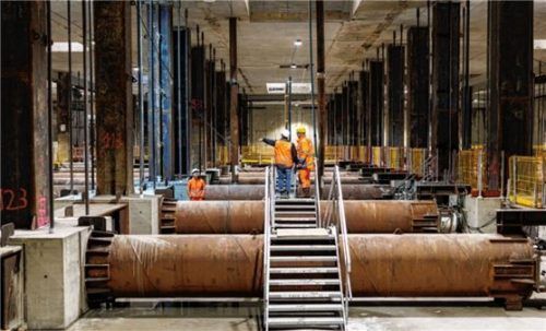 Eine große Halle in 38 Metern Tiefe ist auf der Baustelle der zweiten Stammstrecke am Marienhof in München während eines Medienbesuchs anlässlich einer Tunnelanstich-Feier zu sehen. Die Bauarbeiten ziehen sich. Foto dpa