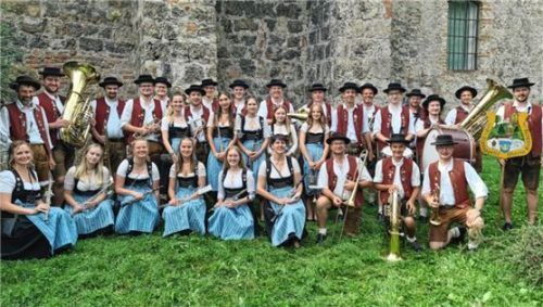 Eine Institution ist die Blaskapelle, die im vergangenen November 40 Jahre feierte (Foto). Ebenfalls ein Jubiläum feierte der mit Abstand älteste Verein, die Königlich-Privilegierte Feuerschützengesellschaft, die auf stolze 475 Jahre zurückblickt.  Foto Blaskapelle Kraiburg