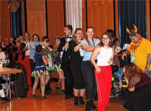 Eine Polonaise gehörte natürlich auch zum heiteren Kinderfasching.