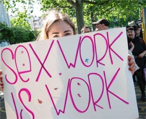 Eine Teilnehmerin an einer Demonstration von Sexarbeiterinnen gegen das Prostituiertenschutzgesetz macht klar: „Sex Work is Work“. Fehlender Arbeitsschutz ist im Milieu jedoch für die oft jungen Frauen ein echtes Problem.Foto dpa