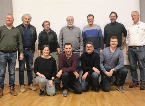 Eine Vielzahl von Mitgliedern konnte durch den Ehrenvorstand der Freien Turnerschaft,Rudi Bergmann (kniend, Zweiter von links), geehrt werden.Foto Erlich